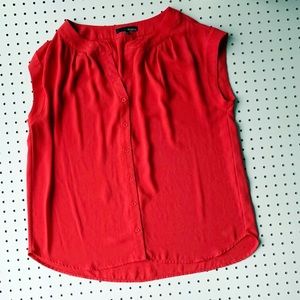 RO&DE sleeveless red button down split neck